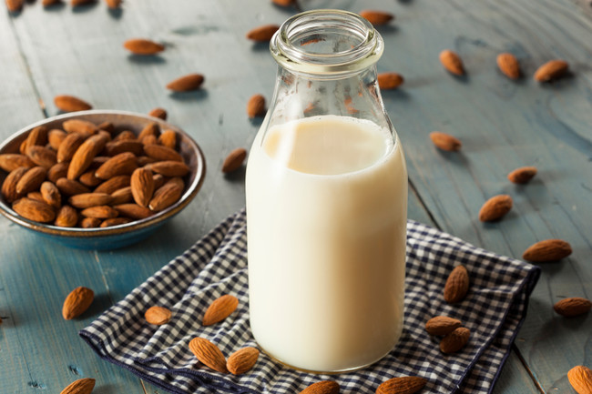 2-5 Best Foods For Your Skin-Almond Milk